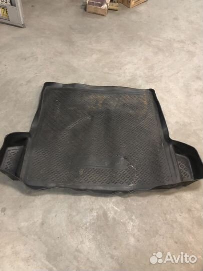 Продам резиновый коврик в багажник для Рено Логан