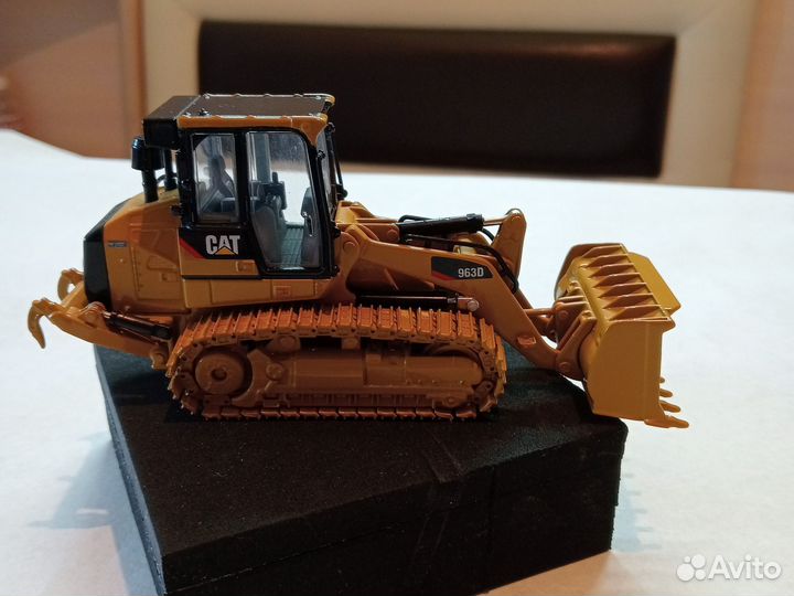 Модель гусеничного погрузчика 1/50