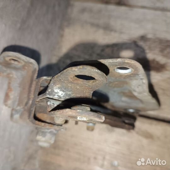 Кронштейн троса ручника Toyota Hiace 1996г