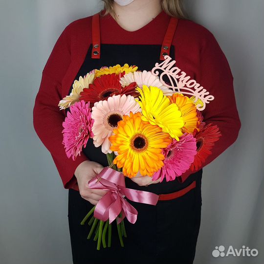 Букет из 15 разноцветных гербер с топером