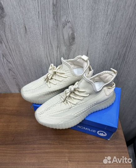 Кроссовки женские