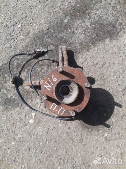 Поворотный кулак передний правый Nissan Almera N16