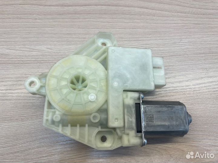 Мотор стеклоподъемника передний правый Skoda Rapid