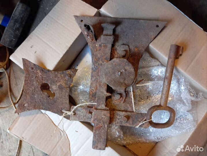 Старинный амбарный замок