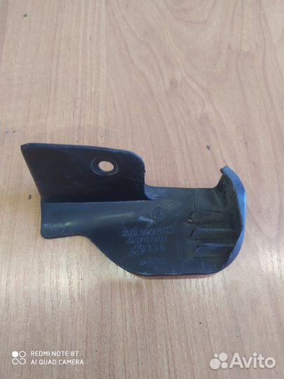 Накладка на петлю капота правая Volkswagen Passat