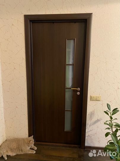 Кухонный стол, люстра, межкомнатные двери