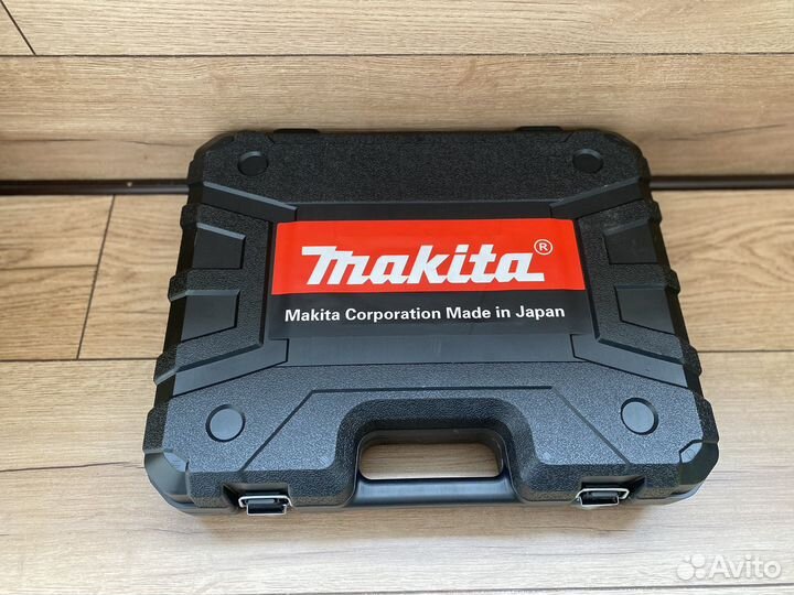 Шуруповерт бесщеточный makita с набором