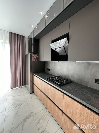 Кухня на заказ под потолок