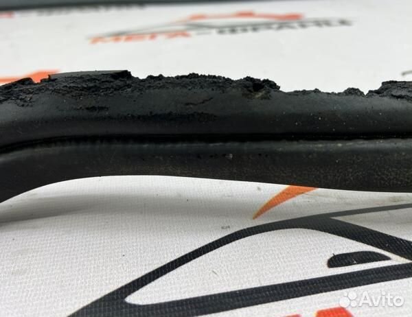 Уплотнительная резинка боковой двери передняя