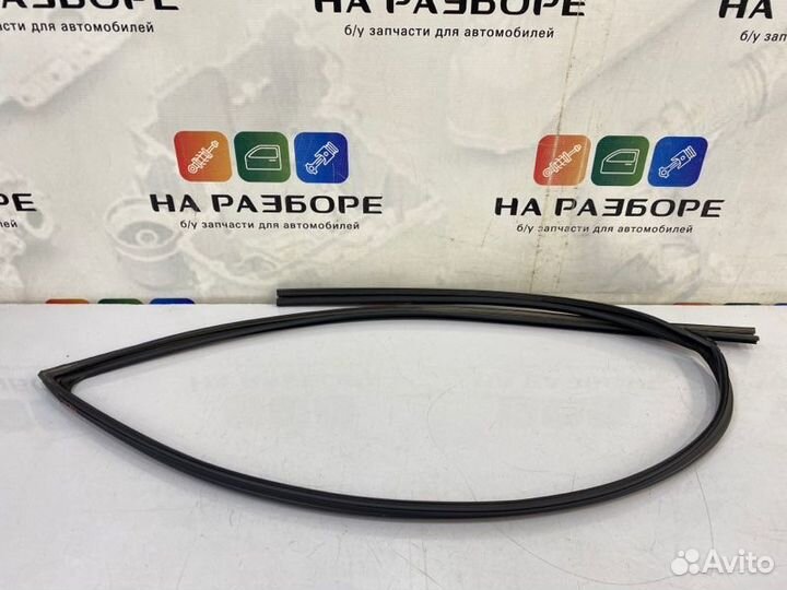 Уплотнительная резинка стекла двери передняя левая
