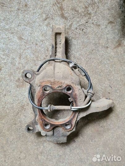 Кулак передний Nissan Qashqai j10