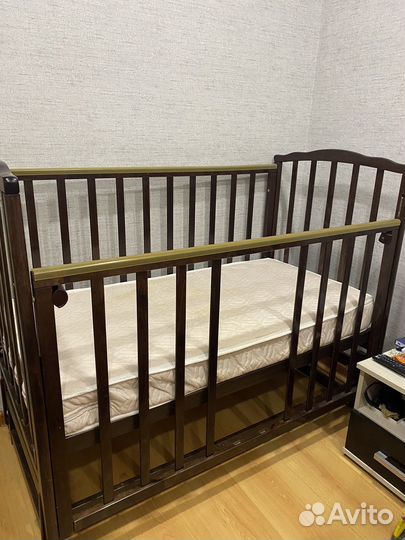 Детская кроватка с маятником