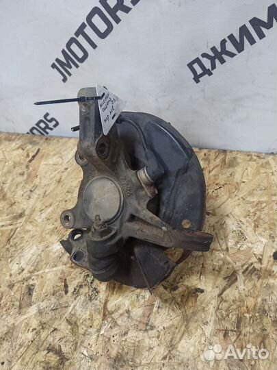 Кулак передний правый Nissan Serena C23