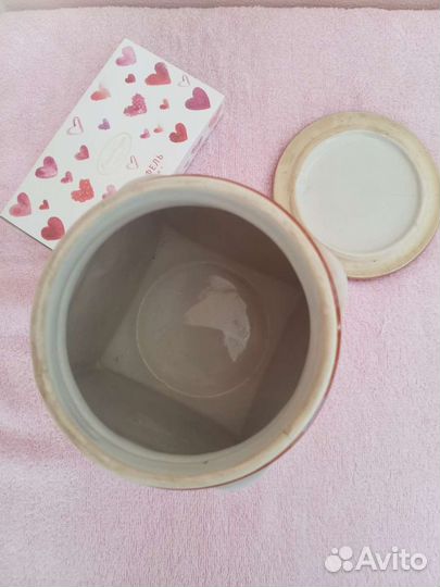 Глиняная ваза с крышкой