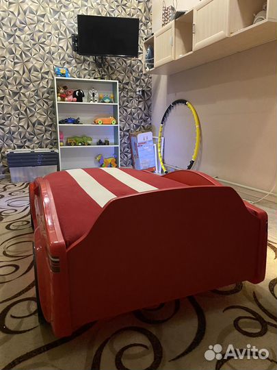 Детская кровать в виде машины