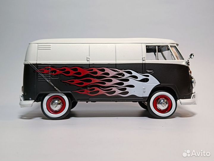 Модель Volkswagen Bus With Flame 1:24 Motormax