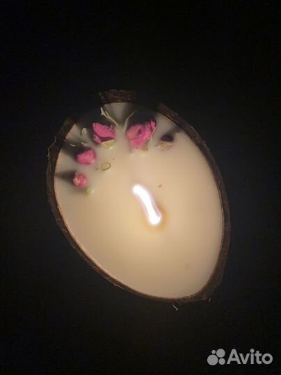 Ароматизированная свеча в кокосе