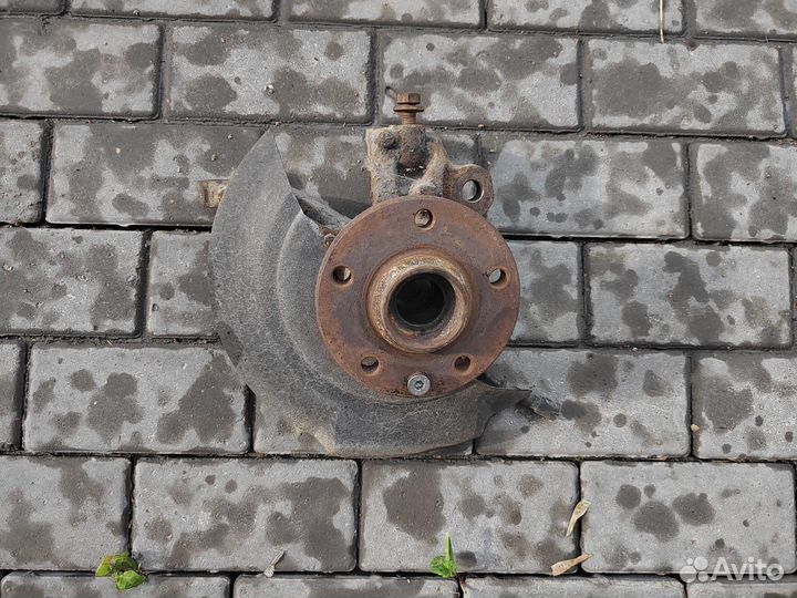 Кулак поворотный передний правый Volkswagen T4