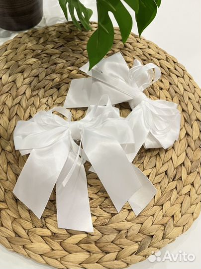 Банты для волос на резинке девочкам белого цвета