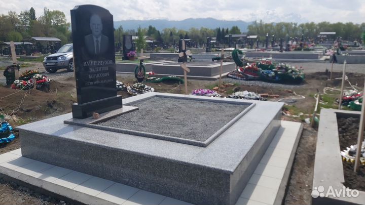 Работы на кладбище. Памятники