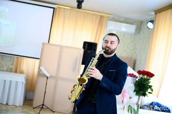 Саксофонист на праздник