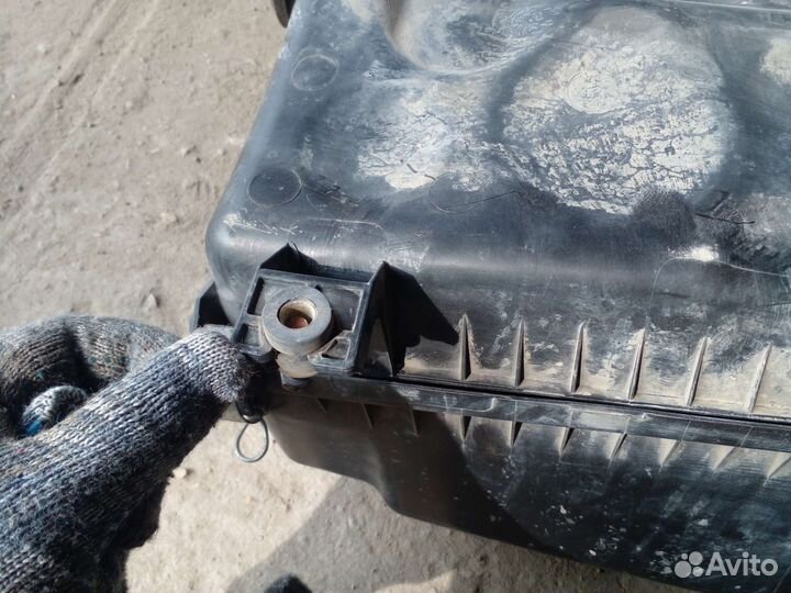 Корпус воздушного фильтра Toyota Land Cruiser 200