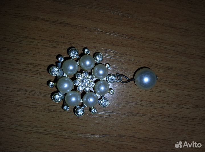 Кружевной воротник с бусинами, брошь