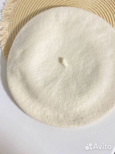 Берет белый