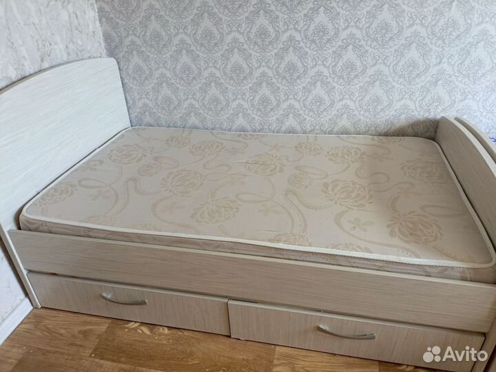 Кровать с матрасом