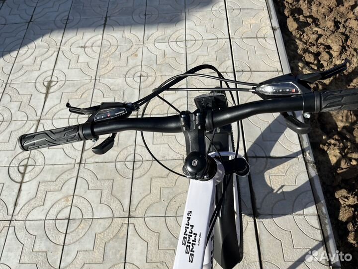 Скоростной велосипед на литых дисках