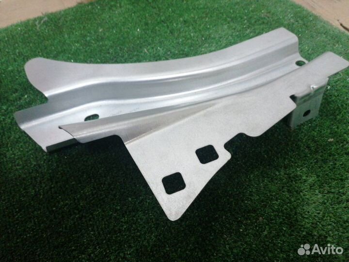 Кронштейн крепления крыла передний правый