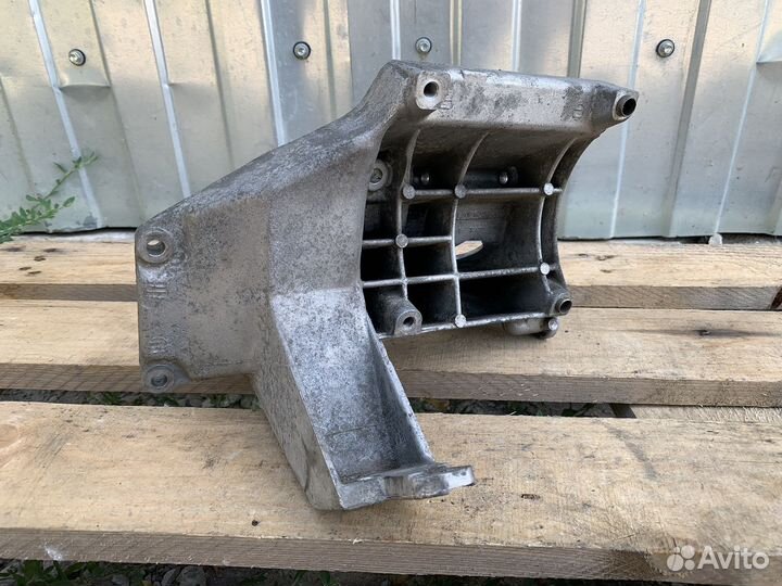 Кронштейн компрессора кондиционера BMW E32 E34 M60