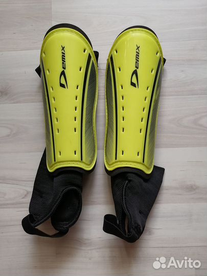 Щитки футбольные demix