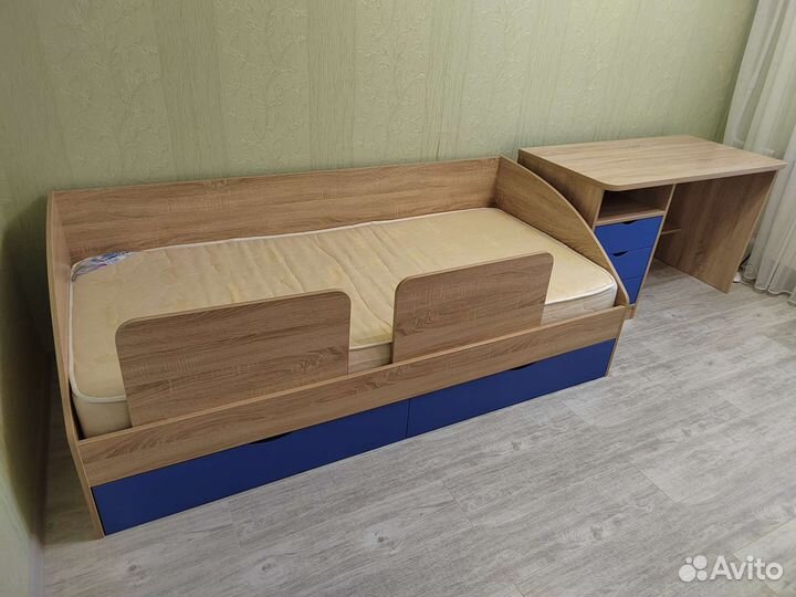 Детская мебель (письменный стол, кровать)