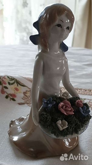 Фарфоровая фигурка девочки с цветами
