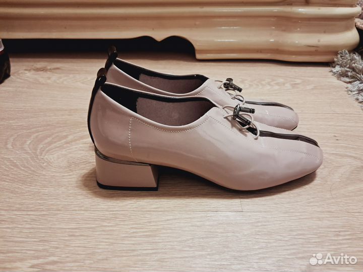 Туфли на низком каблуке женские