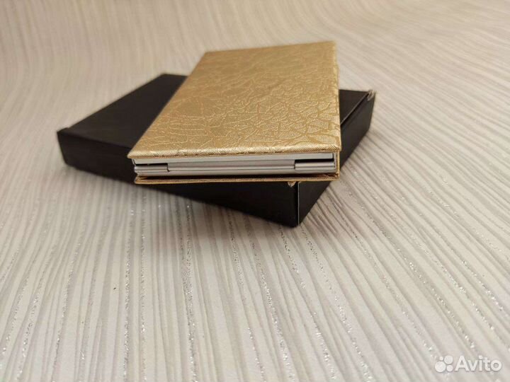 Визитница металлическая карманная цвета золота