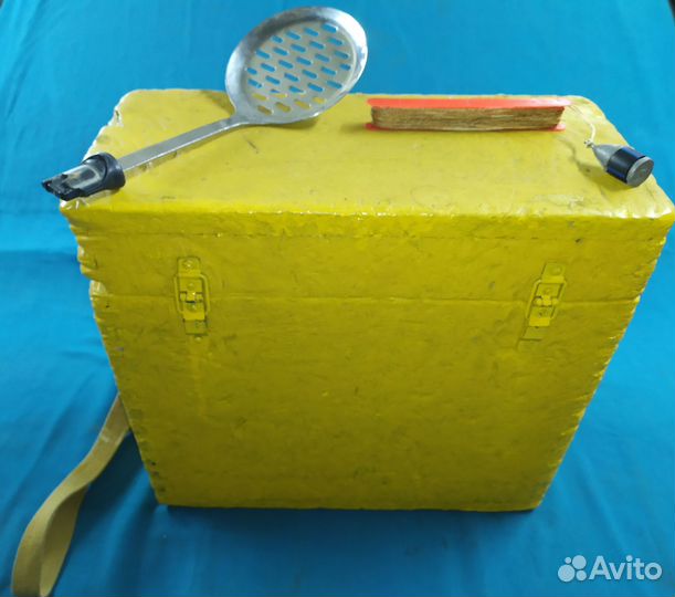 Ящик и принадлежности для зимней рыбалки. Лот