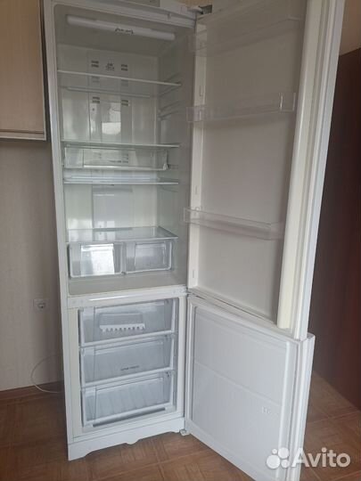 Холодильник Hotpoint Ariston,состояние нового