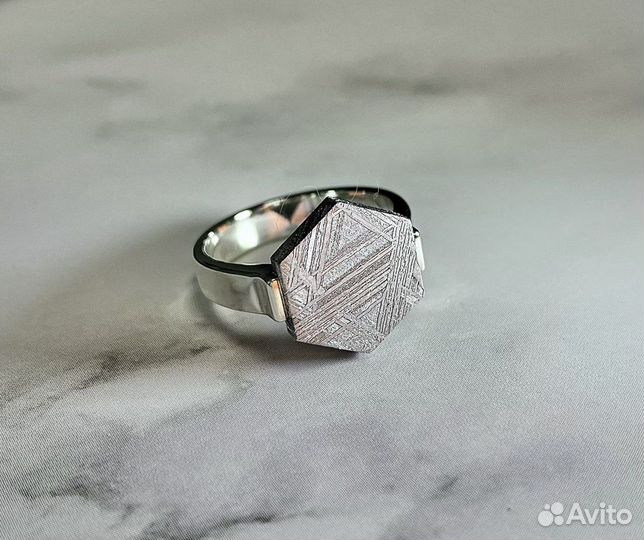 Кольцо с метеоритом