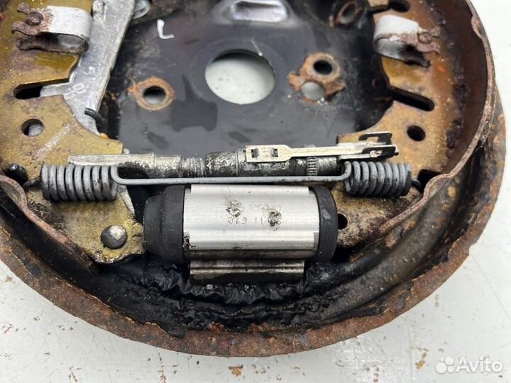 Щит опорный задний левый Opel Corsa D A14XER 2011