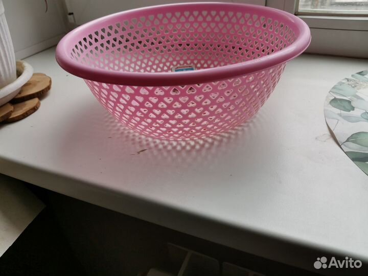 Поднос, сито, заварочная кружка, салатник, фруктом