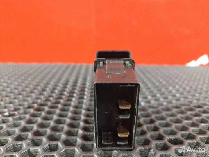 Кнопка освещения за кабиной