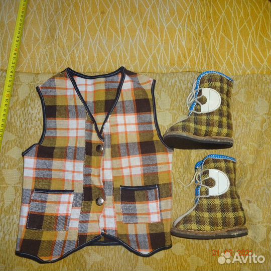 Детская жилетка и сапожки клетчатые на малыша