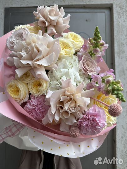 Продавец цветы в ночь