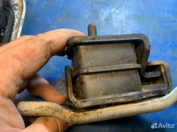 Подушка двигателя Subaru Legacy BG 1997