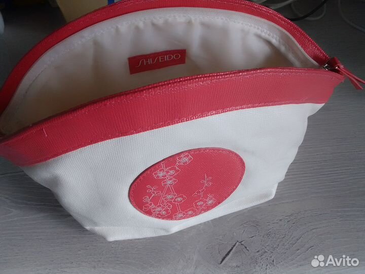 Косметички Clinique, Shiseido, L'oreal и сумочка