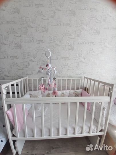 Детская кроватка с маятником, белая, 120 на 60