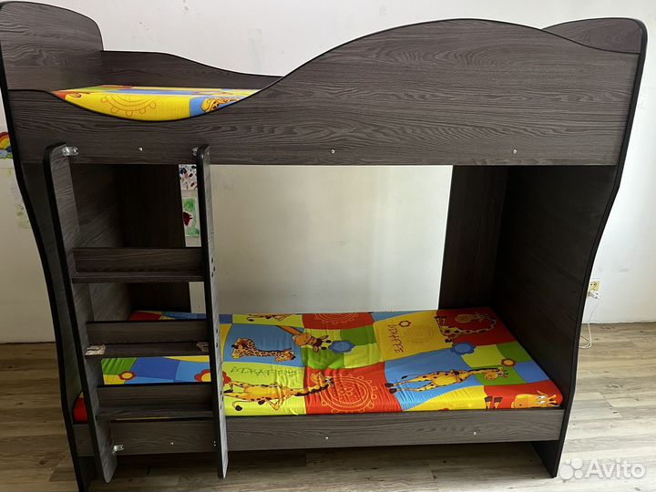 Кровать двухьярусная