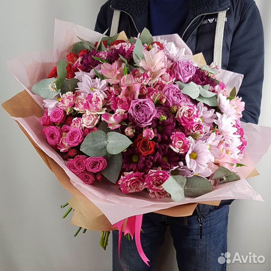 Большой букет из кустовых роз и хризантем